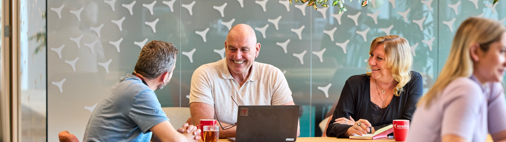 Team discussing online management of accounts receivable insurance with Atradius Atrium