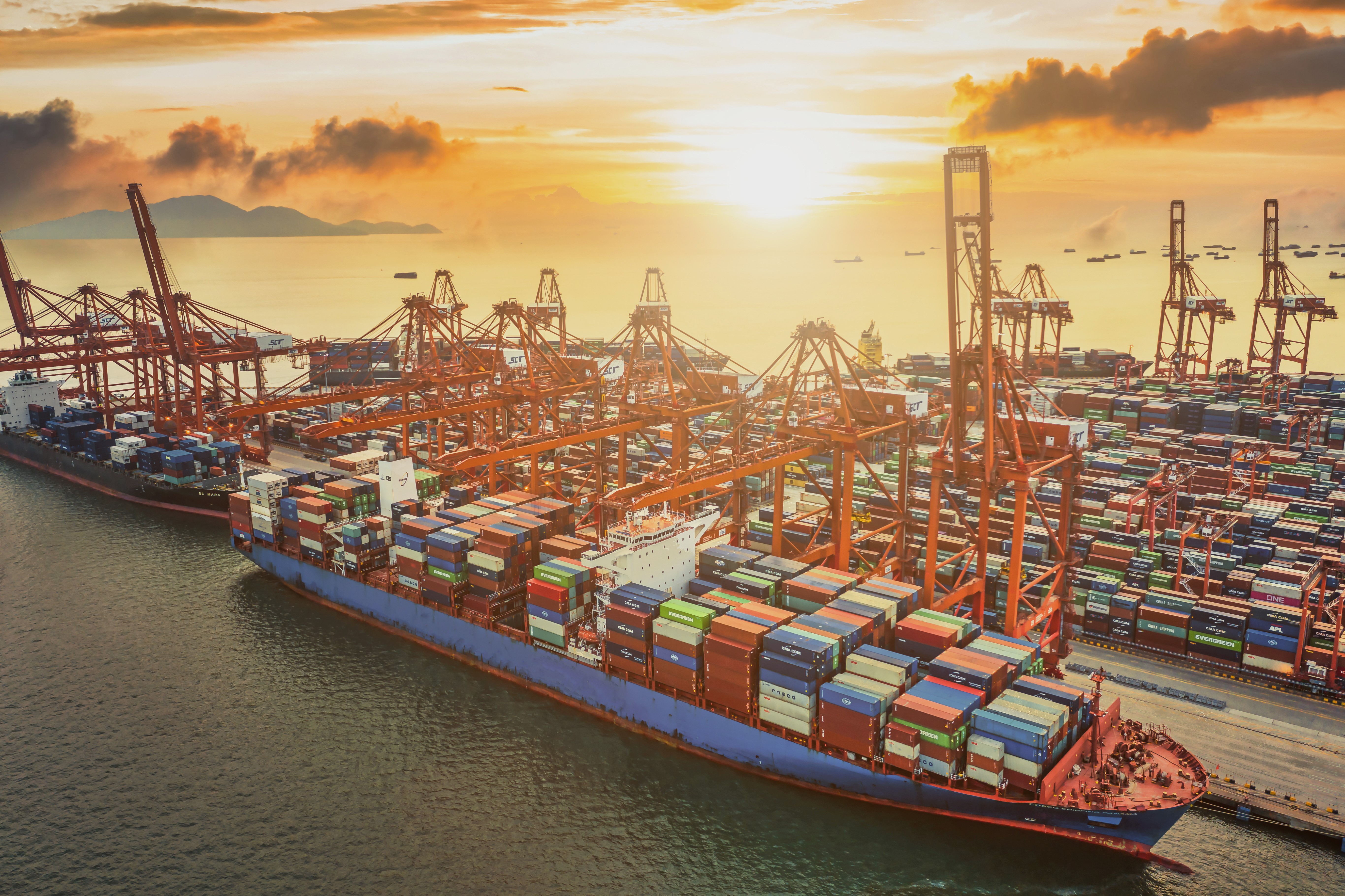 Logistics operations at transport hubs in the context of B2B payment trends and cash flow challenges.